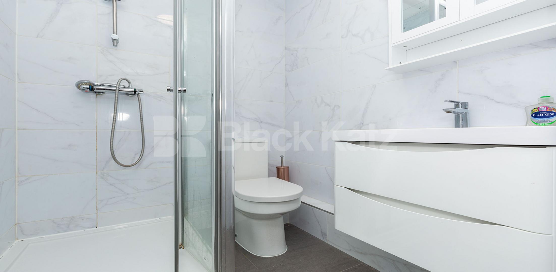 			3 Bedroom, 2 bath, 2 reception Apartment			 Summers Lane, North Finchley